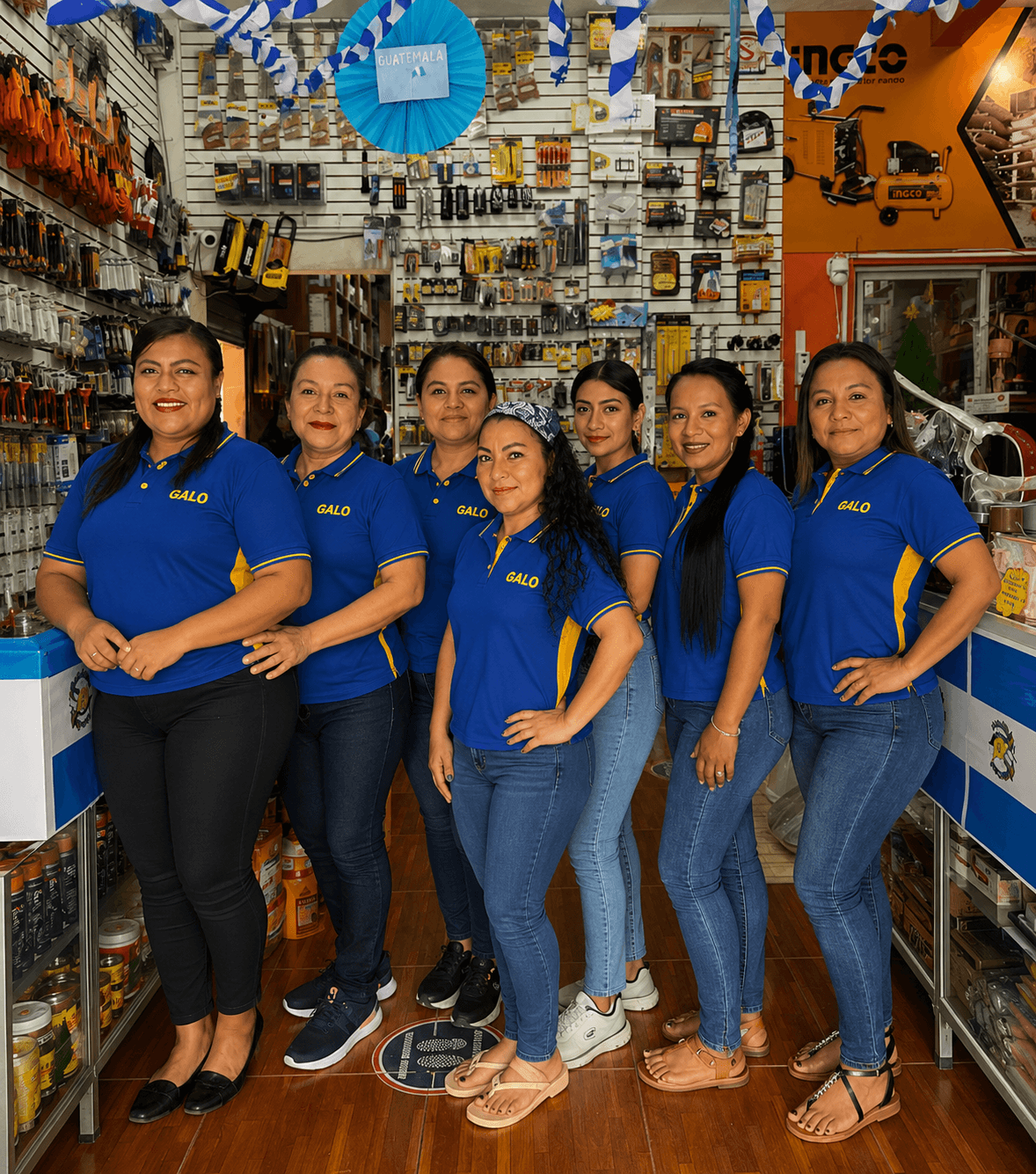 Equipo de Distribuidora Galo en una de sus sucursales