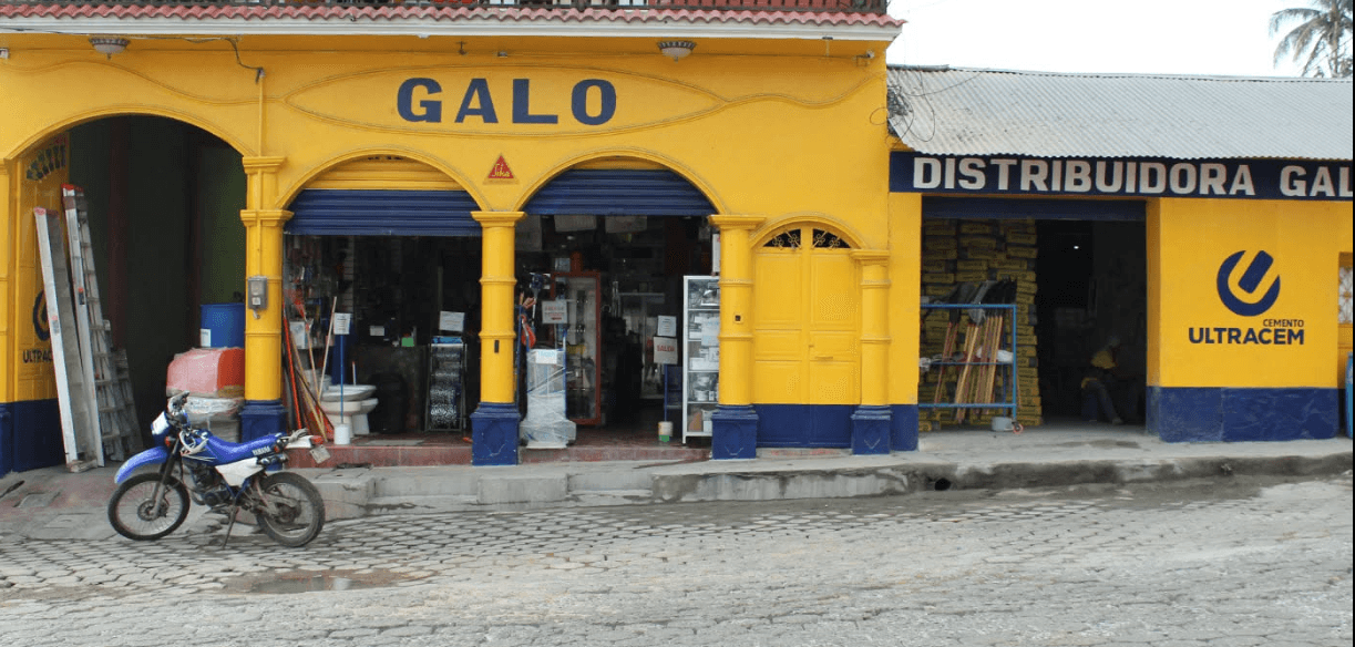 Fachada de Distribuidora Galo, Sucursal El Molino, edificio colonial amarillo con arcos azules y rótulo GALO