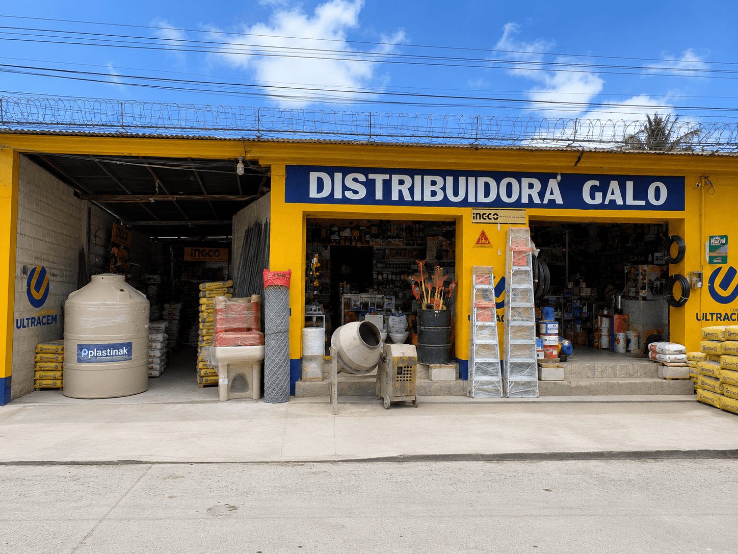 Fachada de Distribuidora Galo, Sucursal Minerva, bodega amarilla con tanques Ultracem y rótulo Distribuidora Galo